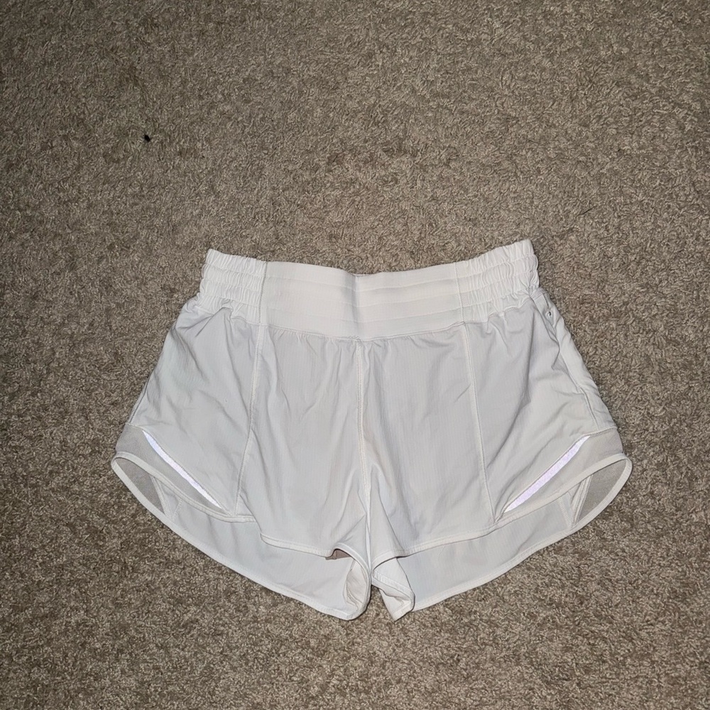 Lulu lemon white hotty hots 2.5 in inseam